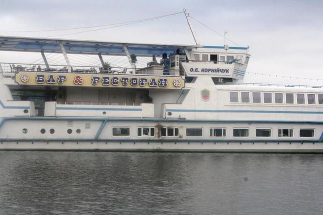 В Запорожье загорелся ресторан-теплоход