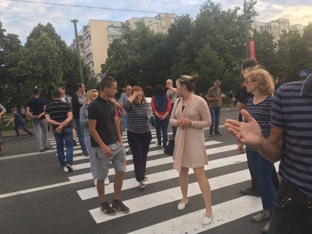 Жители Дарницкого района Киева перекрыли дорогу с требованиями света и воды