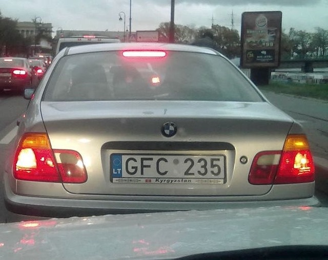 Чому литовські номери стали поперек горла президенту та його друзям