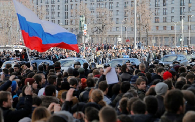 На митинге в Москве скрутили сторонника Путина, когда тот хвалил президента РФ