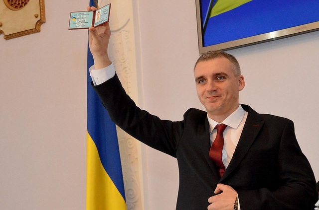 Мэр Николаева сбежал от полиции через балкон