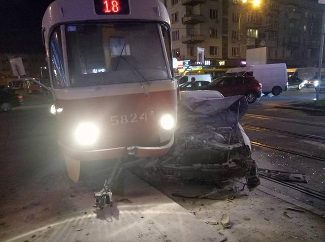Нардеп Барна на автомобиле врезался в трамвай в столице и госпитализирован, - источник