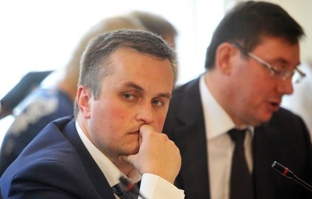 Луценко зарабатывает вдвое меньше, чем его зам Холодницкий