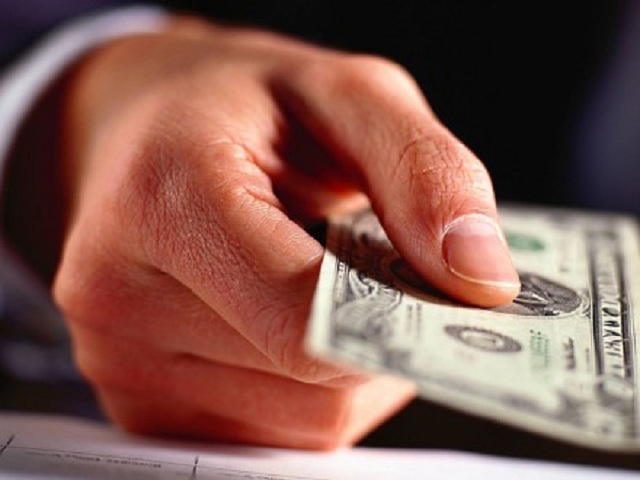 На хабарі в Києві затримали митника