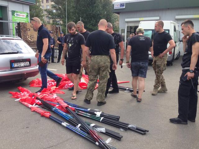 «В Киеве идут бои»: «Правый сектор» и «Азов» вышли на охоту — соцсети