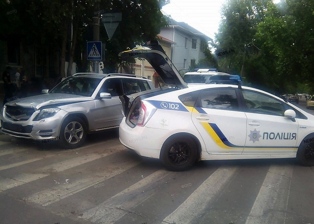 «Включили головой», – появилось видео, как николаевские патрульные включили сирену в момент столкновения