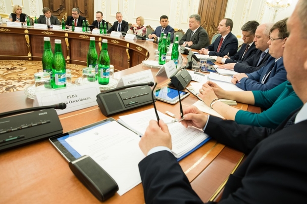 Порошенко поручил Кабмину поднять пенсии для украинцев