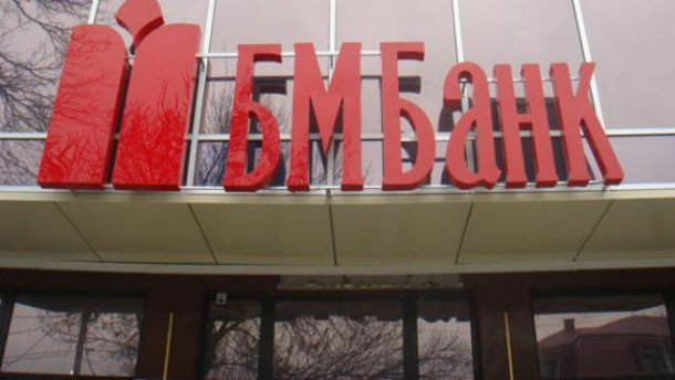 Ночью во Львове подожгли отделение банка