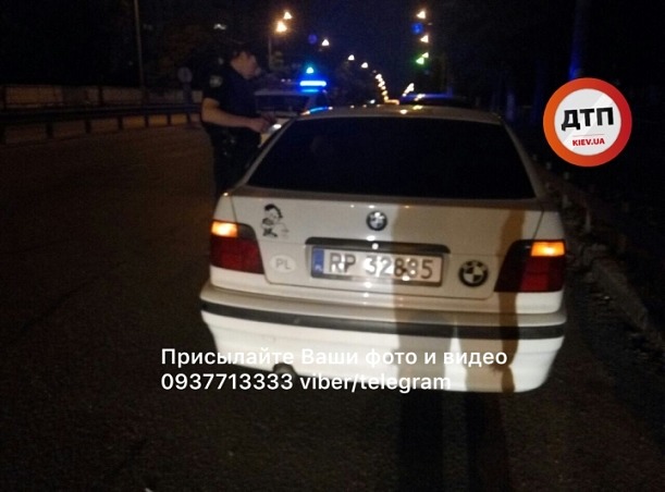 Пьяный водитель танцевал на крыше автомобиля в Киеве