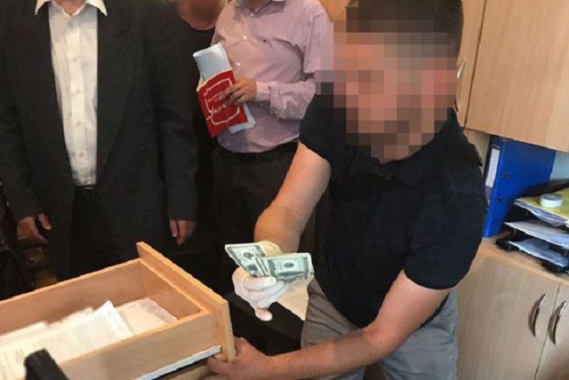 В Киеве двое спасателей попались на взятке в 235 тыс грн