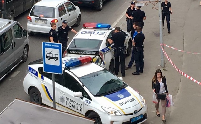 Посреди людной улицы: во Львове полицейский подстрелил пса