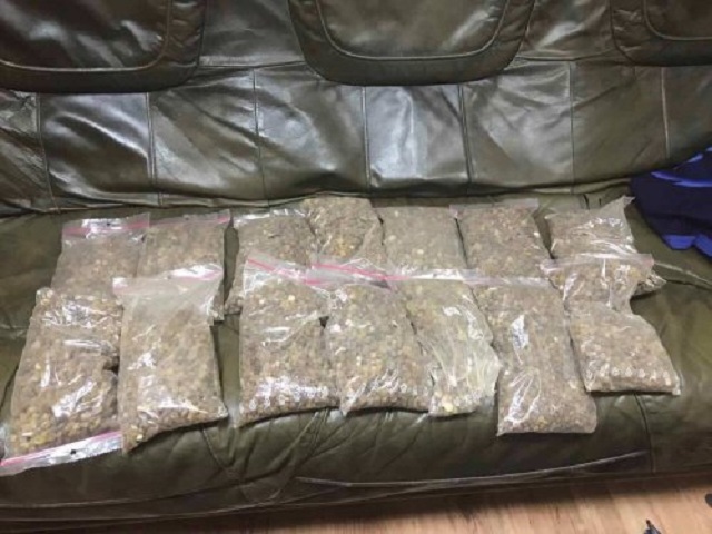 В пункте пропуска "Ягодин" правоохранители выявили в авто почти 7 кг контрабандного янтаря