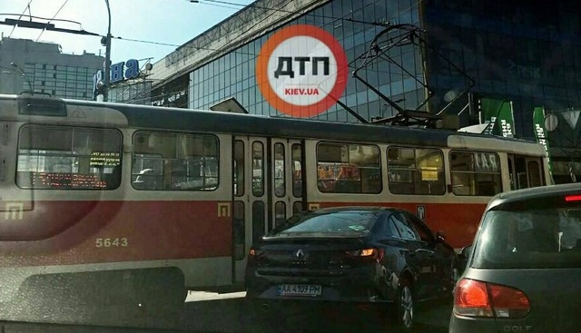 В Киеве девушка за рулем врезалась в трамвай