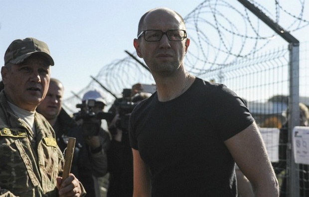 "Народный фронт" хочет пустить 500 млн Януковича в "стену Яценюка"