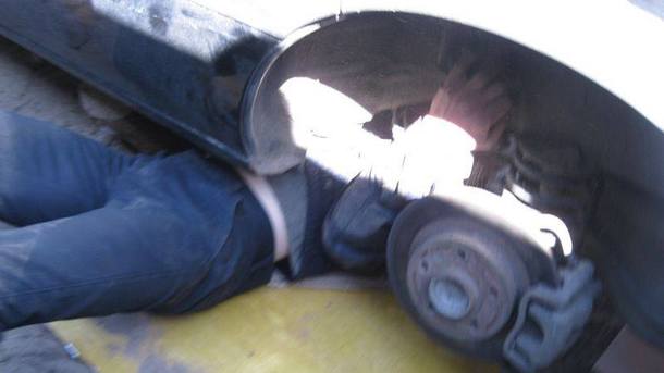 Во Львовской области умер мужчина, на которого упал автомобиль