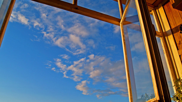 В Кривом Роге из окна выпали двое малышей