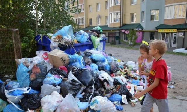 Керівник Львівської області хоче забрати в Садового вивезення сміття