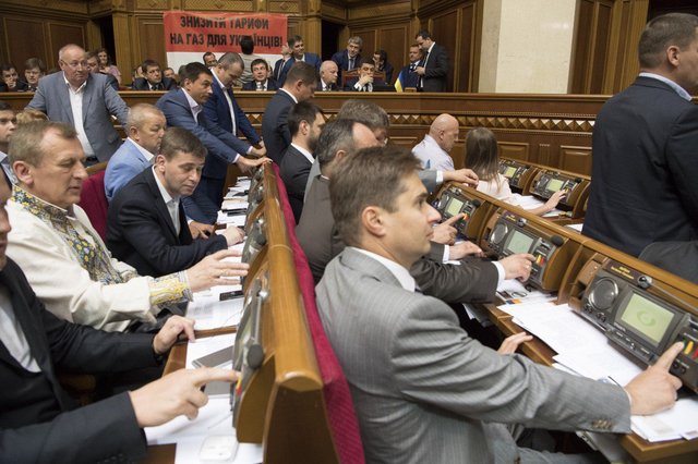 Депутаты разрешили своим помощникам получать большую зарплату