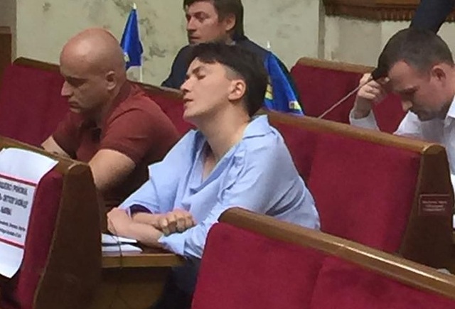 Прямо на рабочем месте: Савченко заснула в Раде от скуки