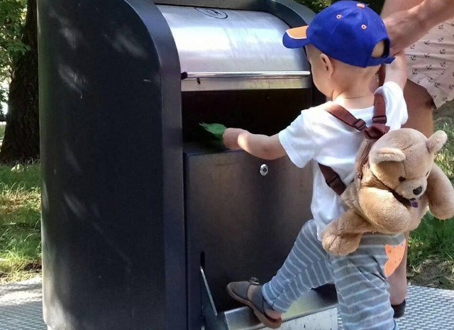 Киевлянин показал, как новые мусорки в городе могут убить ребенка