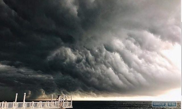 Вчера на Львов и Одессу обрушился сильнейший шторм