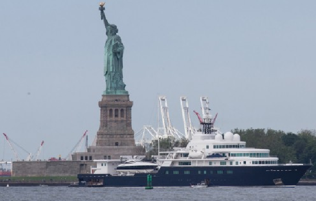 Яхта российского олигарха мешает фотографироваться на фоне символа Соединенных Штатов