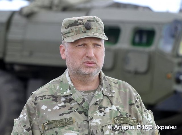 Турчинов: пограничники будут отбирать у россиян биометрические данные