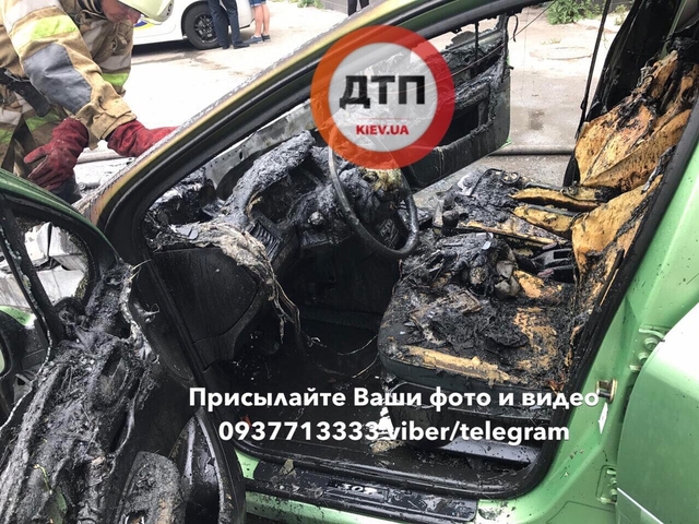 Автомобиль сгорел мгновенно: появились первые кадры с места жуткого ЧП в Киеве