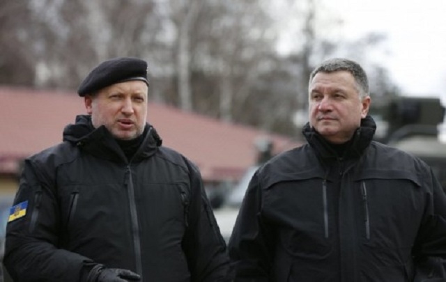 Дуэт Турчинов-Аваков продолжает мешать Порошенко выполнять обязательства перед Трампом по "перезапуску" Минских соглашений, - Корнейчук