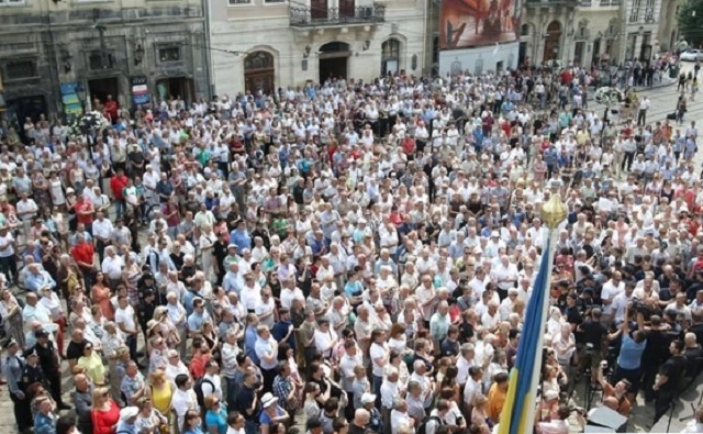 Садового загнобили в сети из-за 5 тыс. людей на "мусорном" митинге