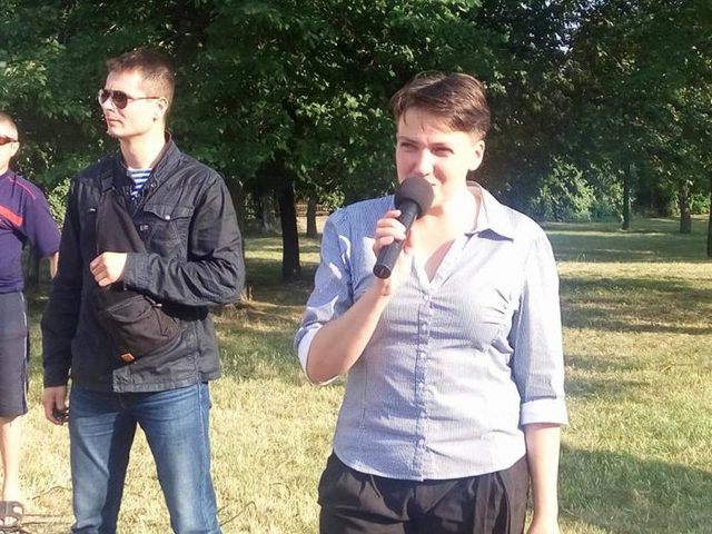 В Николаеве забросали яйцами Надежду Савченко