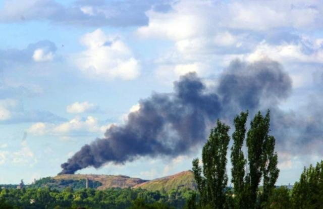 В Куйбышевском районе Донецка горит здание шахты