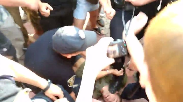 В Николаеве патрульный умышленно наступил на лицо лежащему человеку