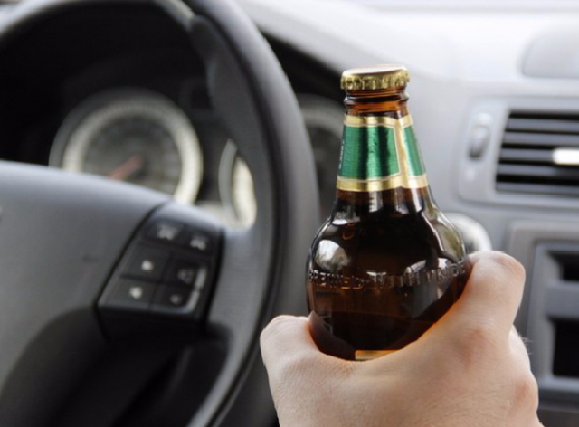 Появилось видео, как пьяный чиновник распустил руки