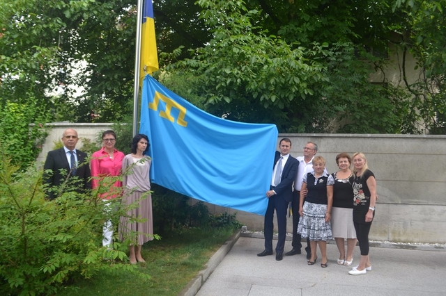 По всему миру развернули крымскотатарские флаги