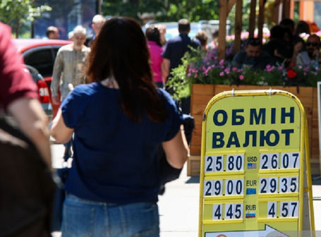 Банкиры: перед Днем Конституции валютчики раскачают курс доллара