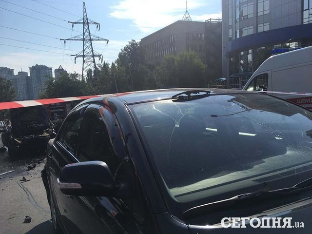 В Киеве утром взорвался "Мерседес", один человек в критическом состоянии