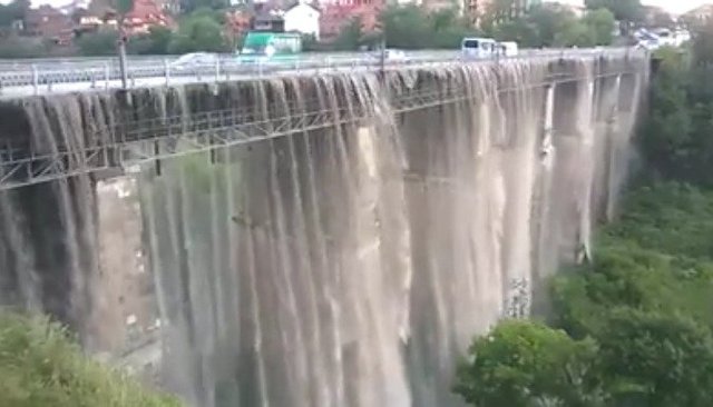Сильный ливень превратил мост в Каменец-Подольском в водопад