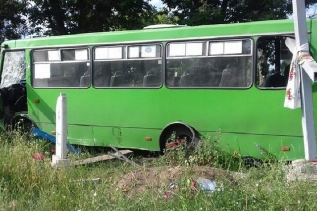 У Черкасах компанія випускників викрала маршрутку та розгромила кладовище