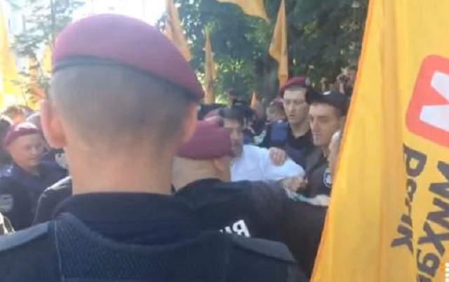 У центрі Києва поліція побилася з протестувальниками