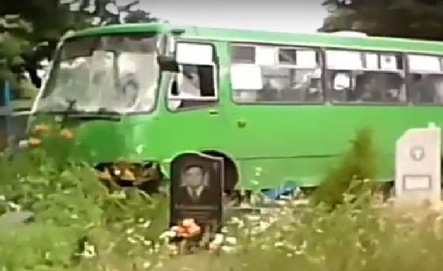 Под Черкассами пьяные выпускники угнали автобус и разгромили на нем кладбище