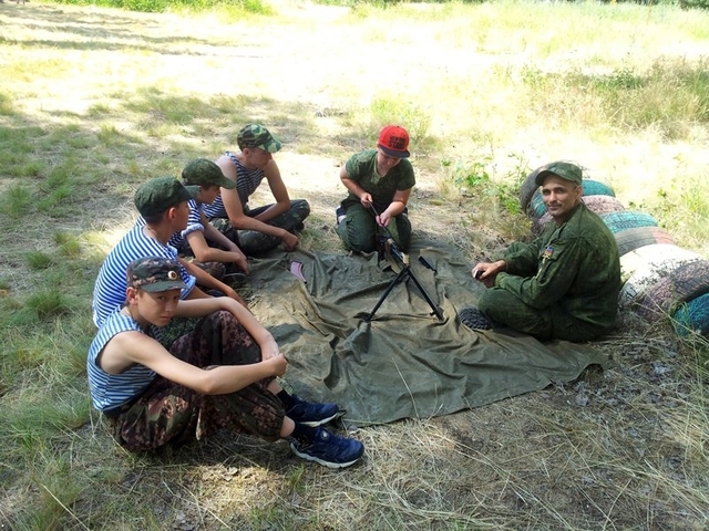 Учат убивать с детства: в сети показали, как муштруют школьников в "ДНР"