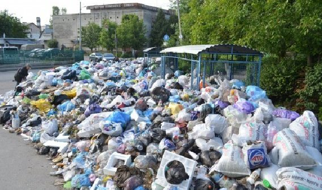 Садовой передал обладминистрации честь вывозить мусор из Львова