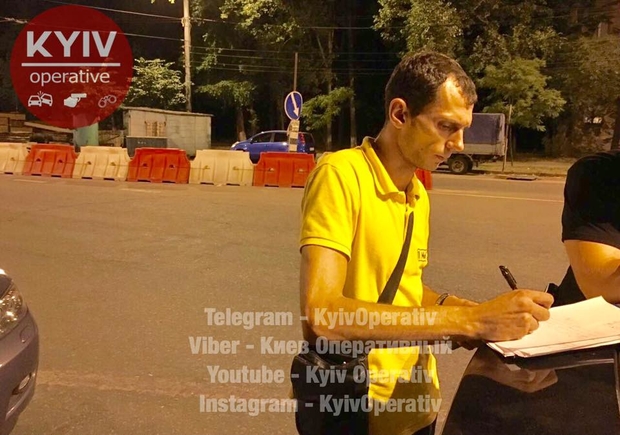 В Киеве задержали неадекватного курьера известной сети кафе