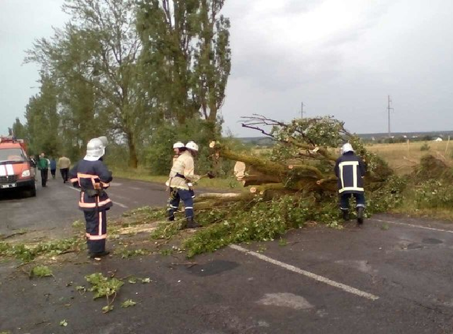 Непогода в Украине: погибшие дети и тысячи людей в темноте