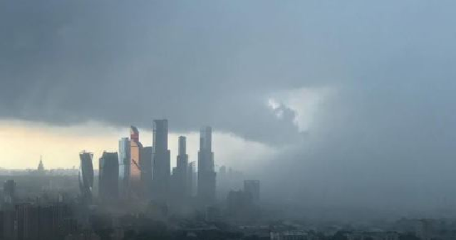 На Москву обрушился мощный шторм: сильный ливень, град и затопленные улицы