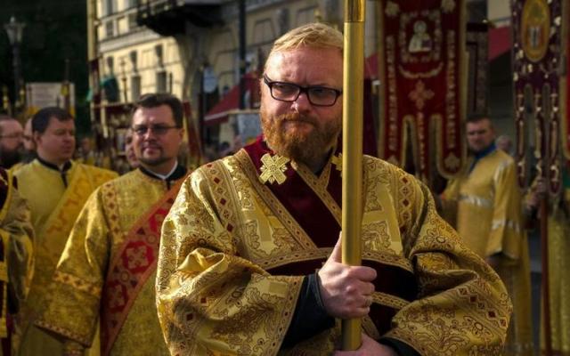 Священник выставил школьницу с голой грудью в центре города