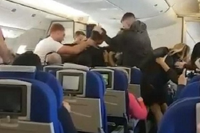 В Турции пьяный россиянин устроил массовую драку в самолете. Видео