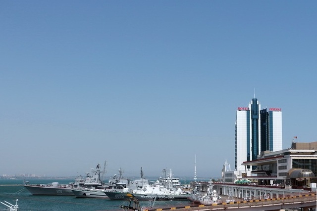 У берегов Одессы выстроились боевые корабли: впечатляющие фото