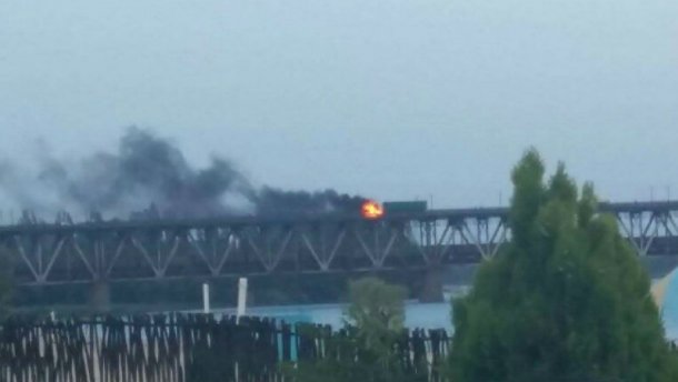 Грузовик загорелся на мосту в Кременчуге: появилось видео
